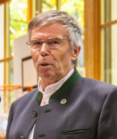 Ein Bild, das Menschliches Gesicht, Person, Kleidung, Mann enthält.
KI-generierte Inhalte können fehlerhaft sein.